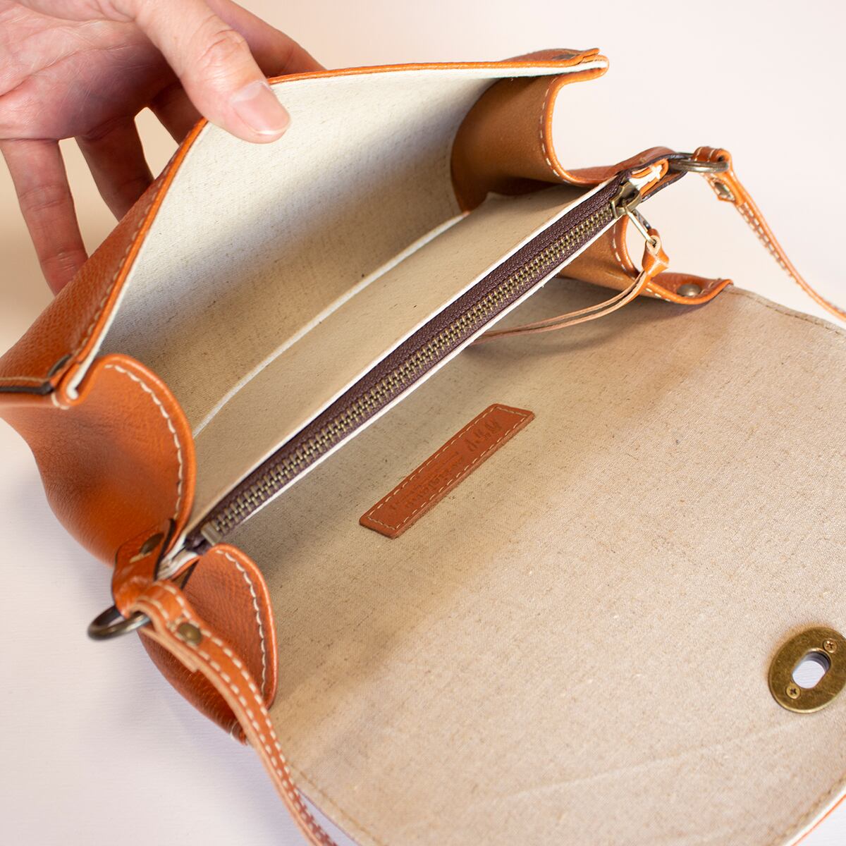 ベージュ レザー フラップバッグ ギャザーハンドルフェイクレザーレザーフラップバッグ / 2WAY
