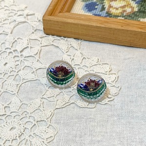 チェコ ガラスボタンのイヤリング・ピアス　白×青・花
