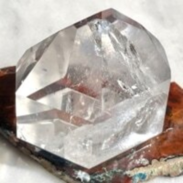 【超美石】ブラジル産　天然水晶　（虹入り）（特大）　6482