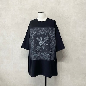 スカーフプリントTシャツ【Trinca un plus un】