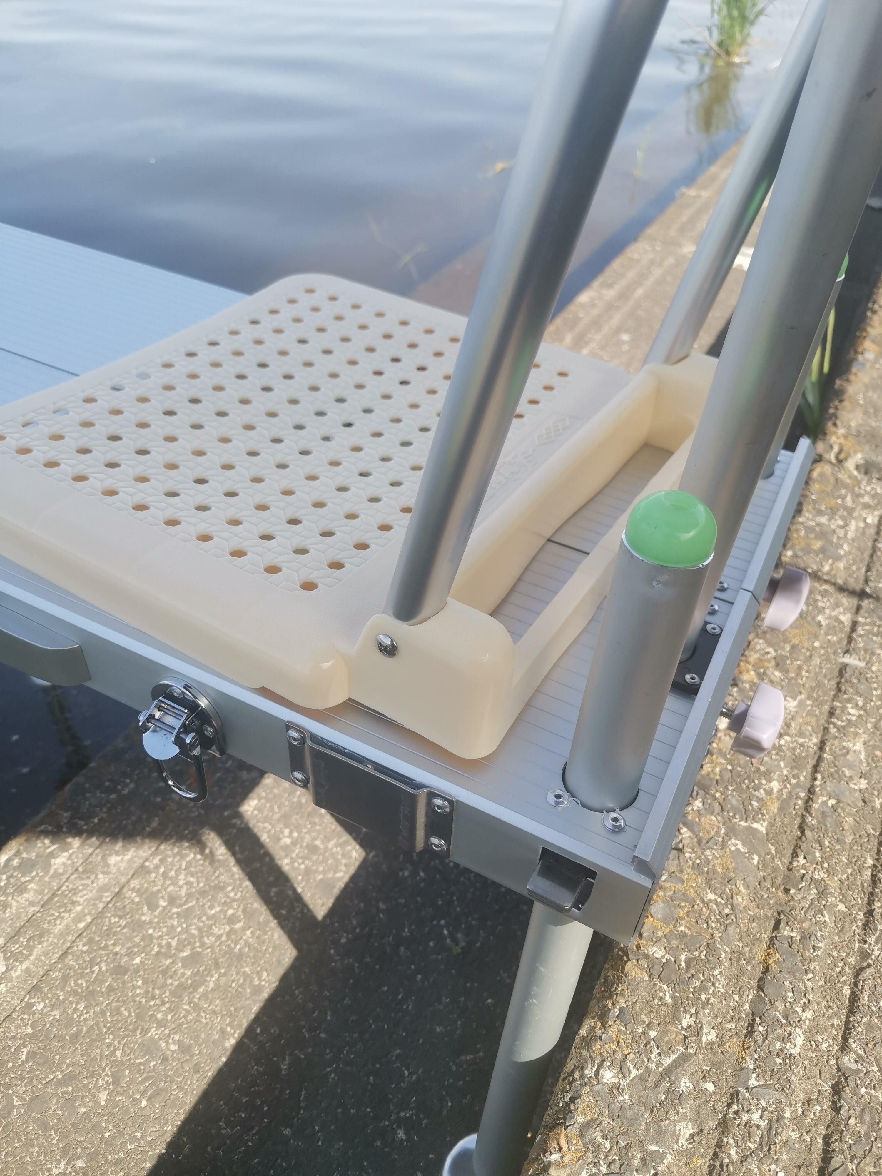 釣楽工房製アルミミニ釣台CR-7530 ☆使用時サイズ長さ75cm 幅30cm 収納  