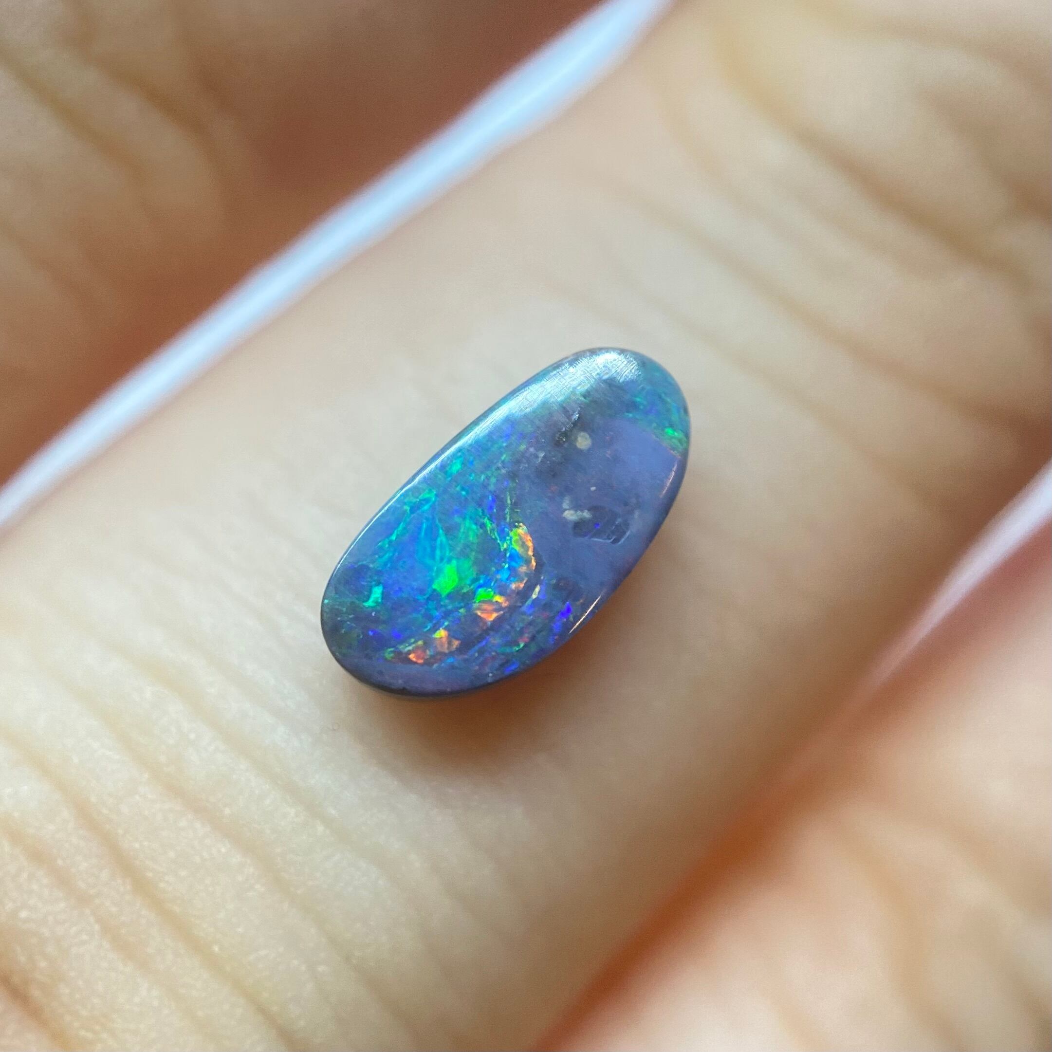 海の中にマグマな景色のボルダーオパール