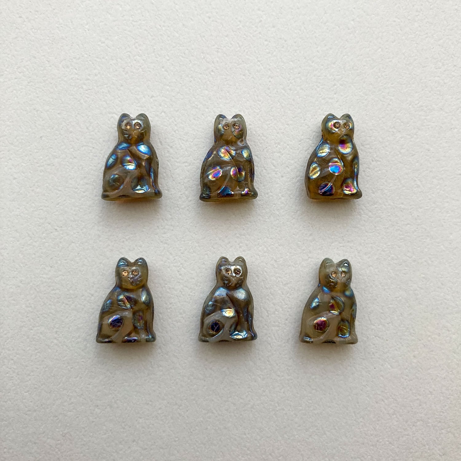 再入荷〉ビジューアイお座りねこチェコビーズ（メタリックドット