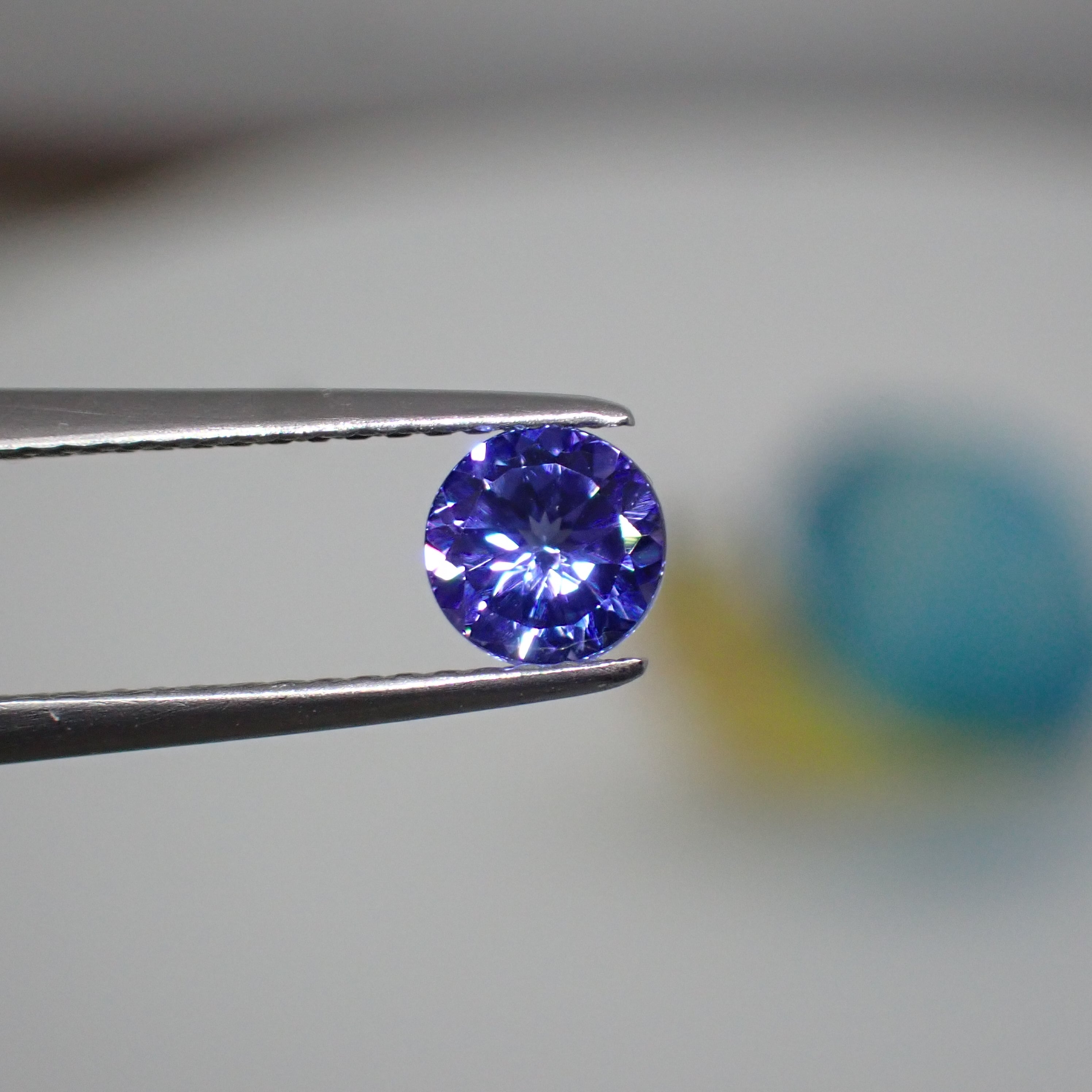 彩度と輝き◎ 加工もしやすいサイズの美しいタンザナイト 0.453ct | 宝石ルース販売、ジュエリー加工「宝石つむり」 powered by BASE