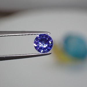 彩度と輝き◎ 加工もしやすいサイズの美しいタンザナイト 0.453ct