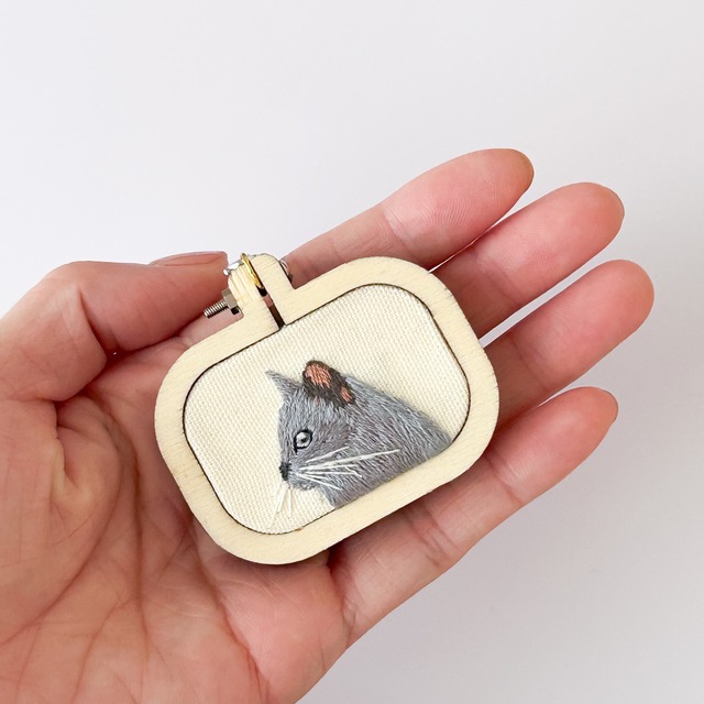 猫 ミニ刺繍枠ストラップ　ロシアンブルー