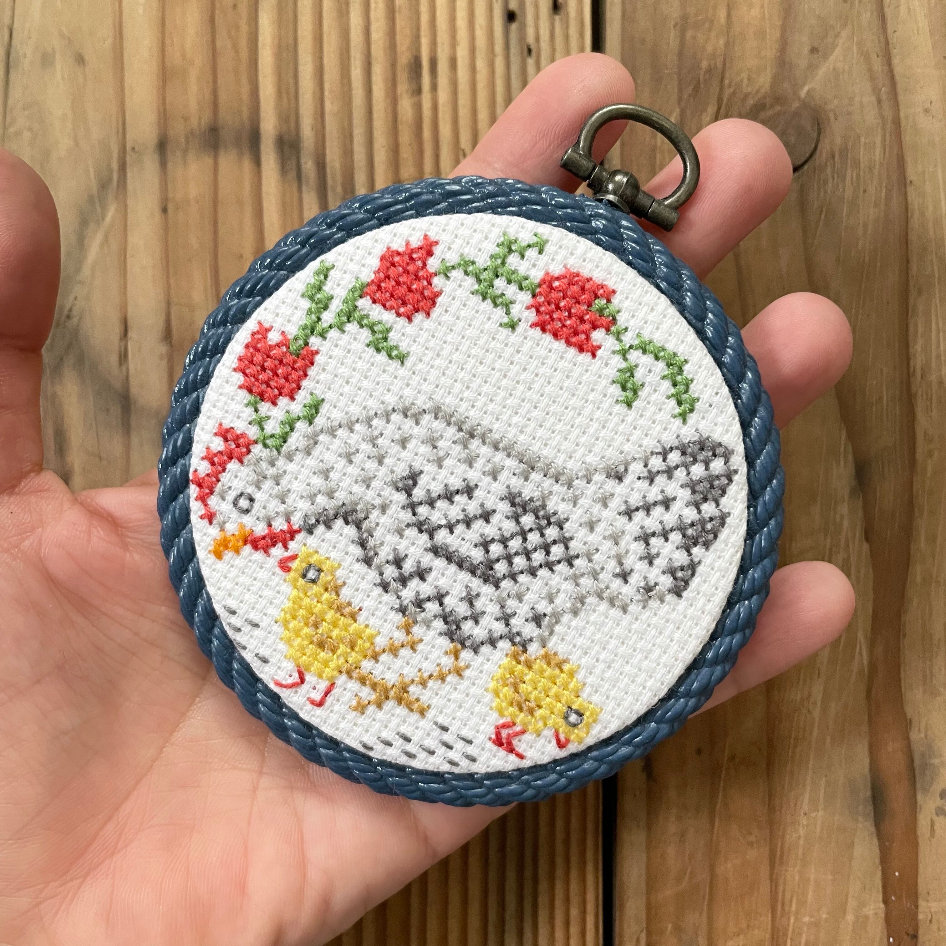 刺繍のニワトリ壁飾り