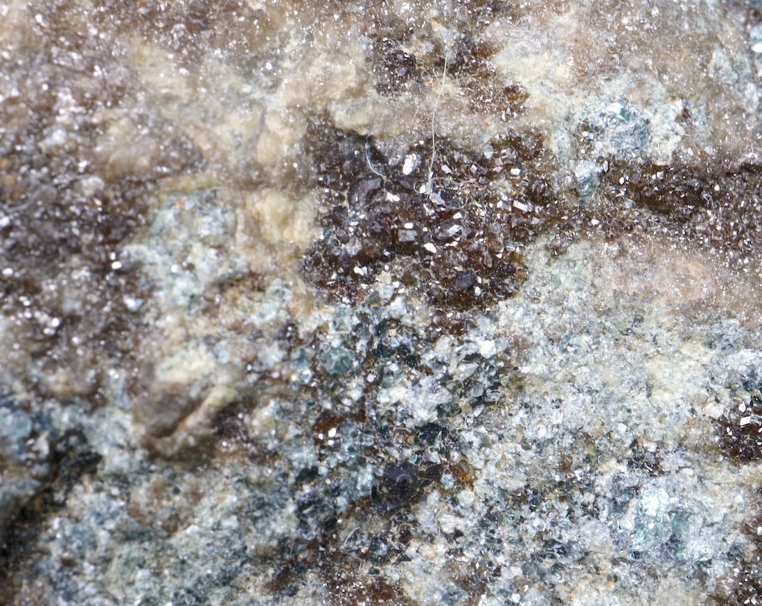 SALE※自主採掘！トパゾライト + クリノクロア ガーネット 灰鉄柘榴石