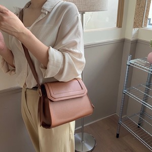 フラップショルダーバッグ