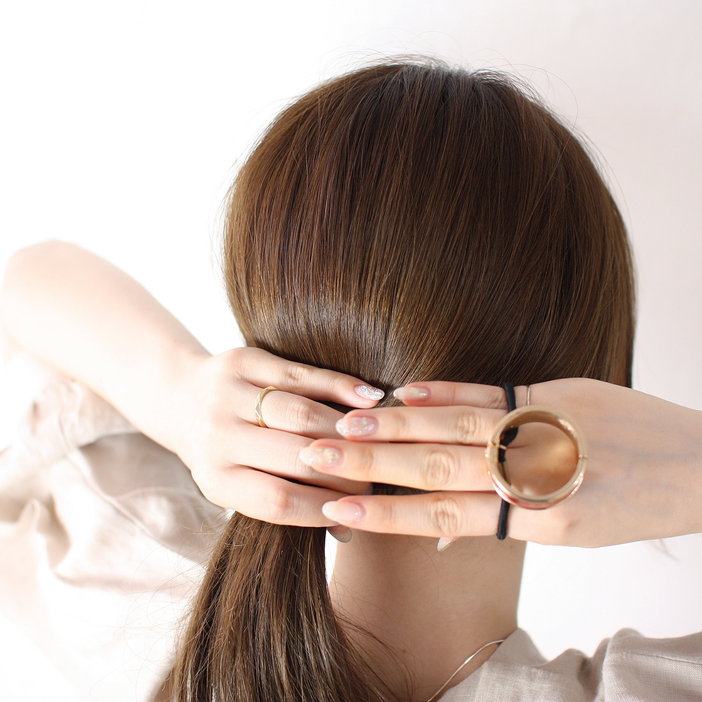 大人の簡単まとめ髪！上品で、可愛いヘアアクセサリー！レザー