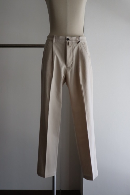 tilt The authetics " 1 Pleats Hard Twist Chino Trousers (Ivory)"