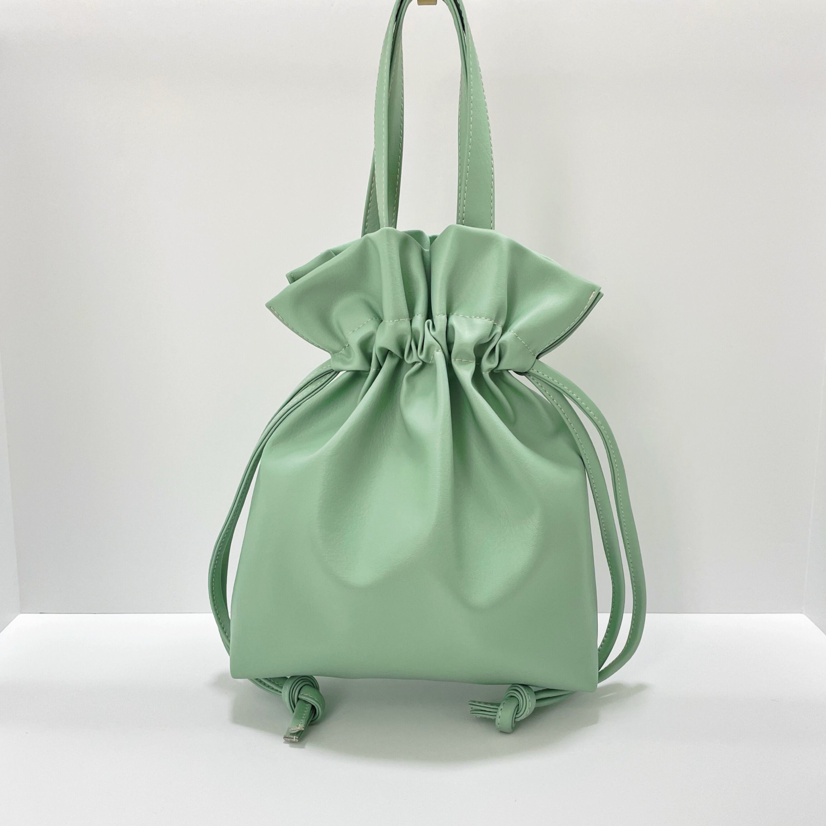 2way仕様】ペットボトルも入るレザー巾着バッグ《ミントグリーン