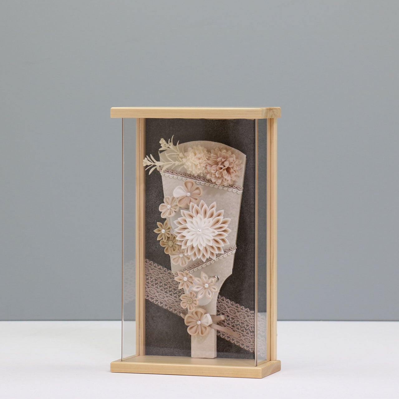 【モカ つまみ 羽子板 9号】 羽子板飾り アクリルケース飾り 羽子板|木製|和モダン|レース|コンパクト