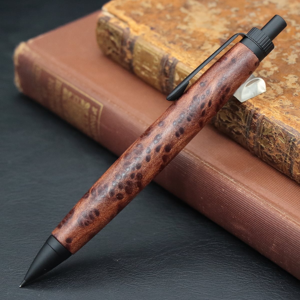 「永遠に生きるという名を持つ木 レッドウッドバール 瘤杢 2・Pencil 0.5mm」木軸シャープペンシル Viriditas銘木ペン