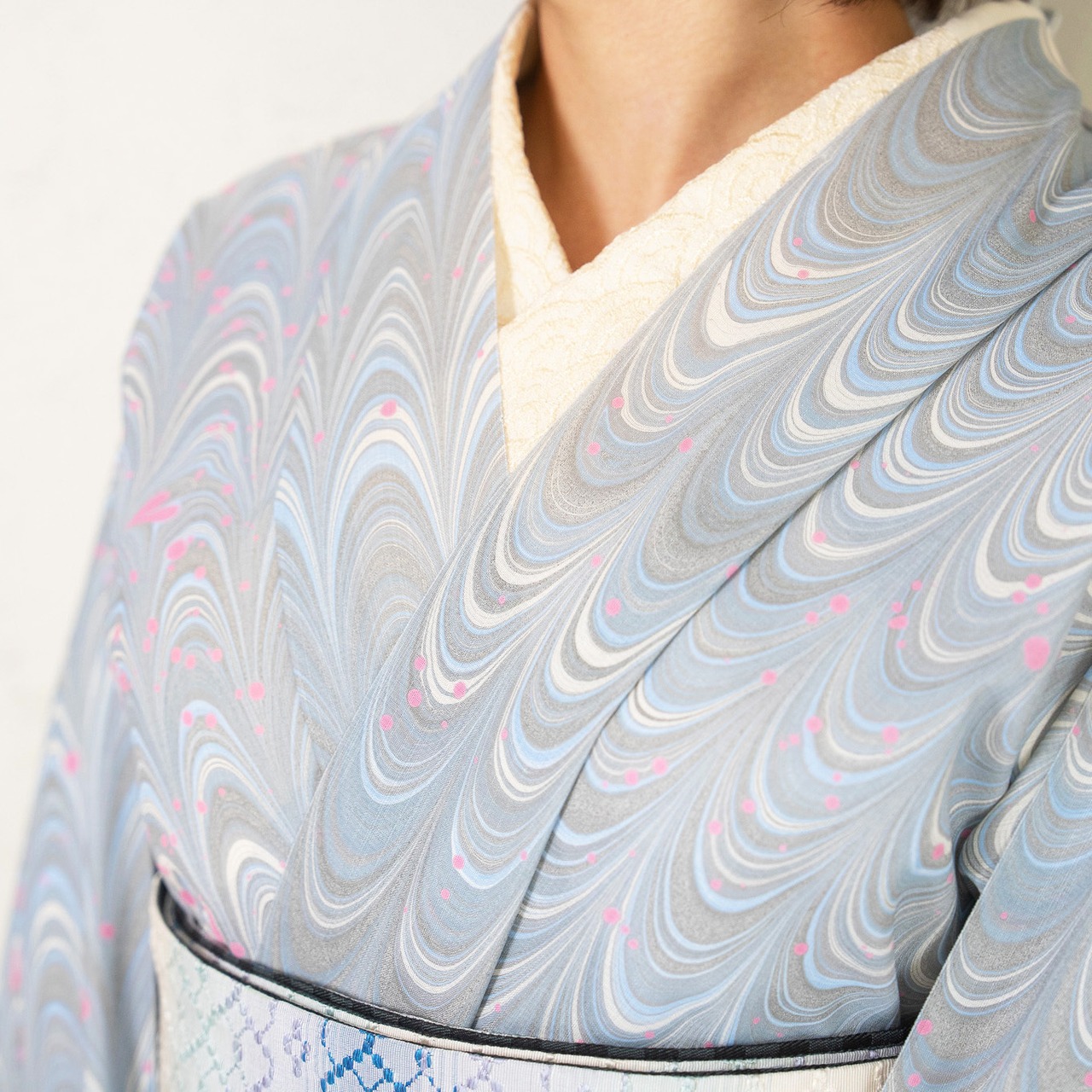 「雪解け水とフランボワーズのギモーブ」ピーコック柄〜セオアルファ　浴衣・夏着物・単衣