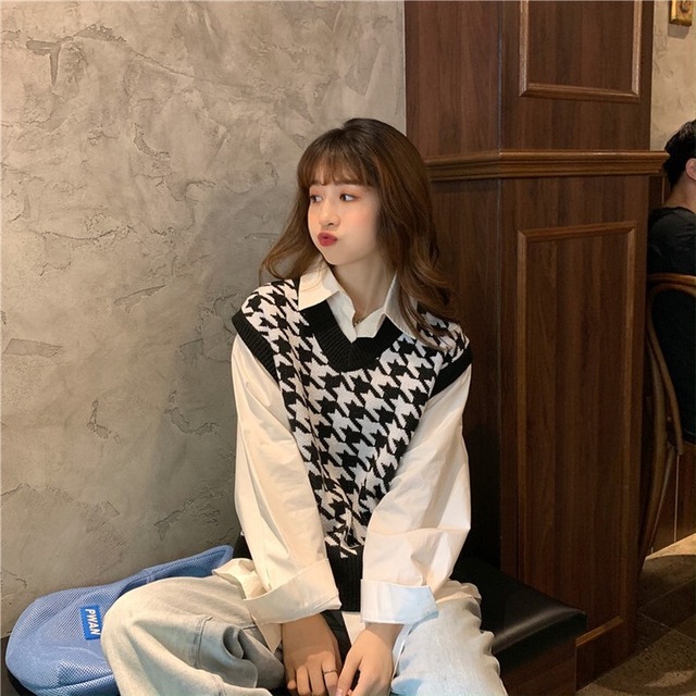 トップス ベスト 袖なし Vネック かわいい 大人可愛い シンプル カジュアル おしゃれ お洒落 レトロ こなれ感 ラフ マニッシュ ラブリー キュート ガーリー ルーズ 学生風 千鳥格子 春 夏 秋 冬 オールシーズン シーズンレス 10代 20代 30代 レディース 女性用 学生 通学 デート お出かけ 女子会 休日 着回し 普段使い 重ね着 お揃い 双子 韓国 韓国系 ファッション コーデ スタイル サイズ S M L 色展開 白 ホワイト 黒 ブラック 青 ブルー