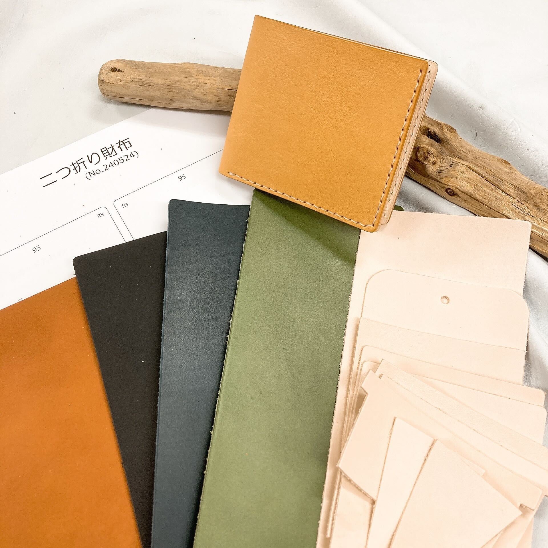 キット】二つ折り財布 [外装：クエスト（全6色）/内装：コフィ]（型紙