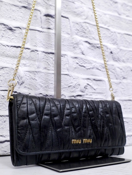 ◆miu miu ミュウミュウ MATELASSE マテラッセ クロスボディ ショルダー ウォレット バッグ ポシェット 黒x金◆ クロスボディ仕様の定番♪