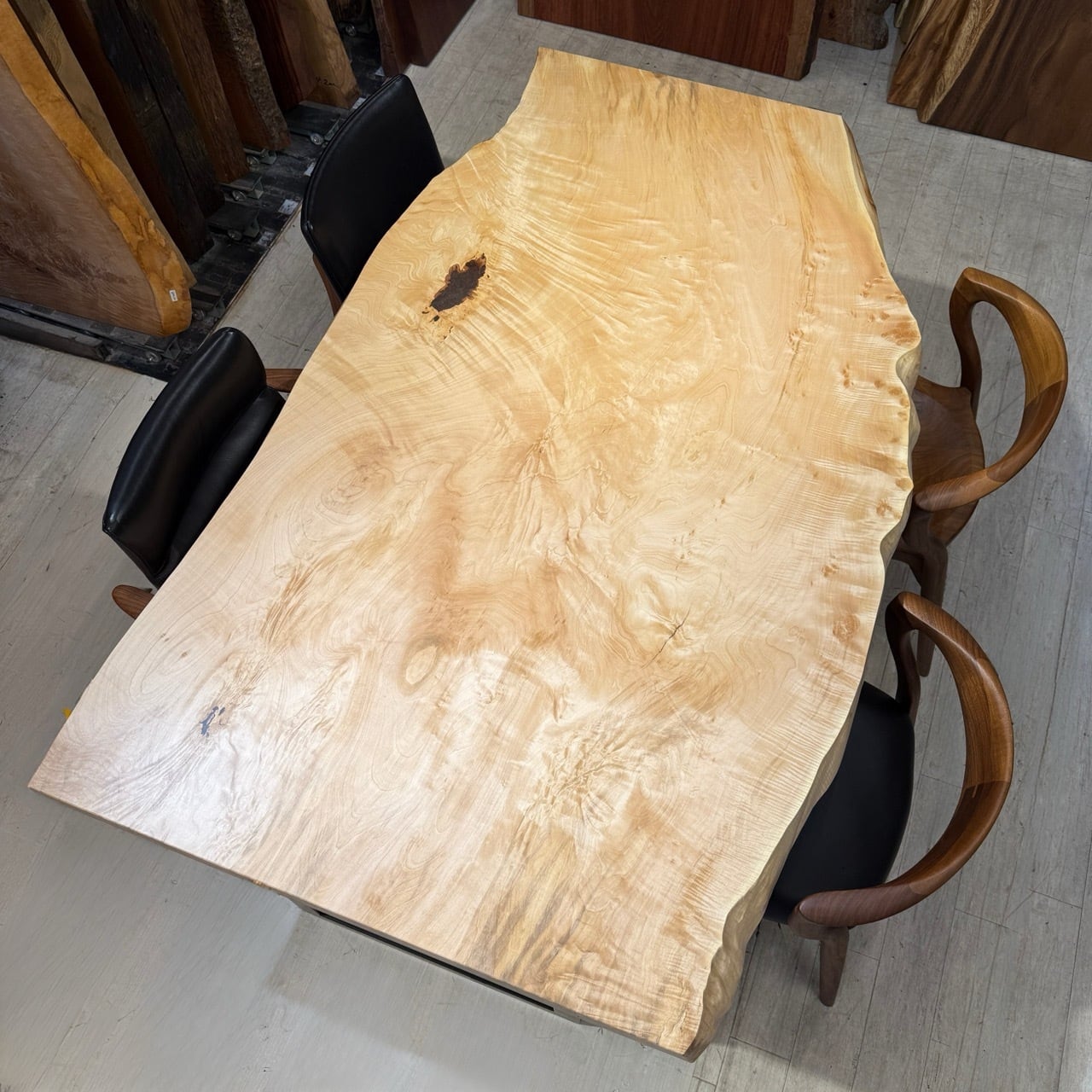 栃（トチ） ダイニングテーブル | 千年家具 - 一枚板 テーブル専門店