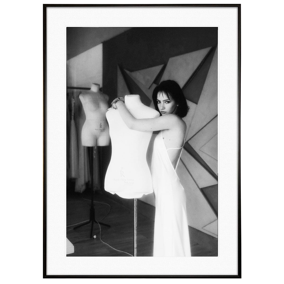 人物写真 マネキンを抱く白いドレスを着た女性 インテリアモノクロアートポスター額装 AS2233