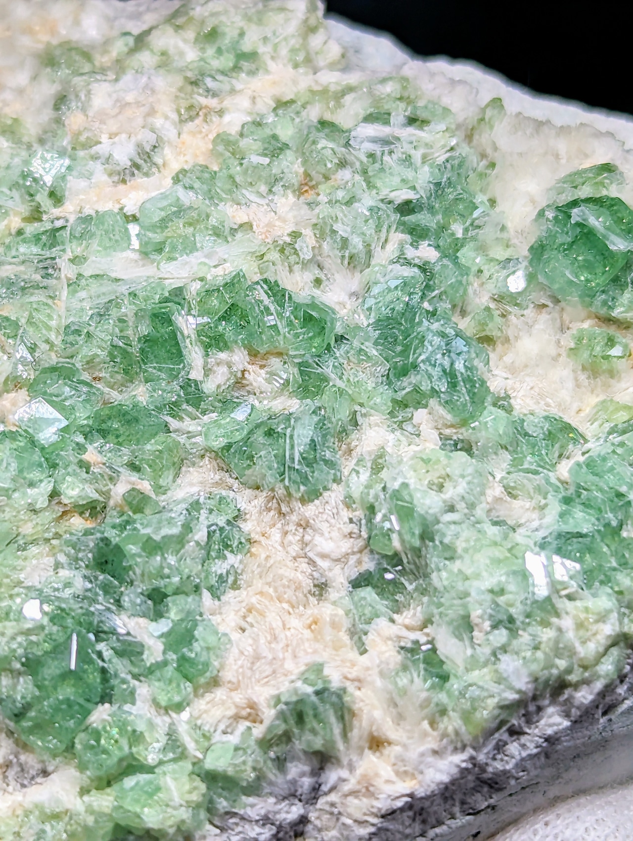 デマントイド(アンドラダイトガーネット) Tani mine, Khost province, Afghanistan R5-1324