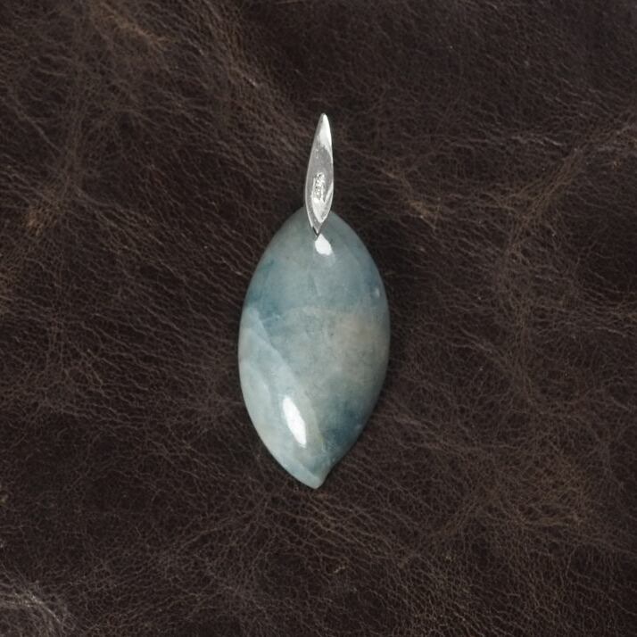 糸魚川翡翠 コン沢 青翡翠 リーフペンダントトップ 3.0g pale Blue