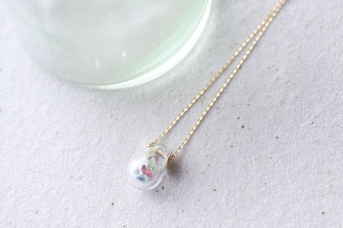 gems in drop & flower pendant K18 <rhodolite garnet, apatite&labradorite> / 雫と花ガラス ペンダント ＜ロードライト・ガーネット,アパタイト&ラブラドライト＞