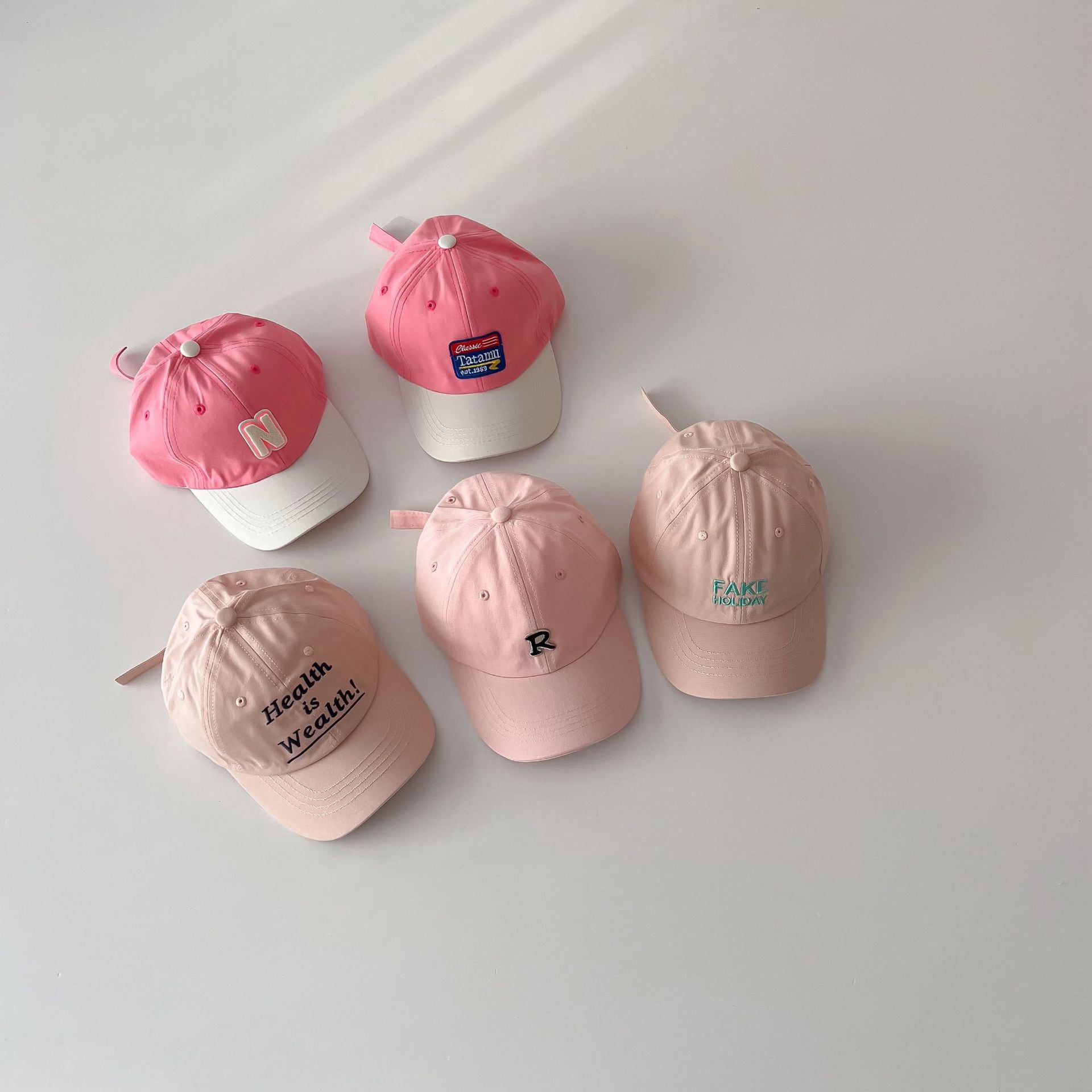 キッズ女の子ピンクキャップコレクション 可愛い刺繍付き帽子 英文字