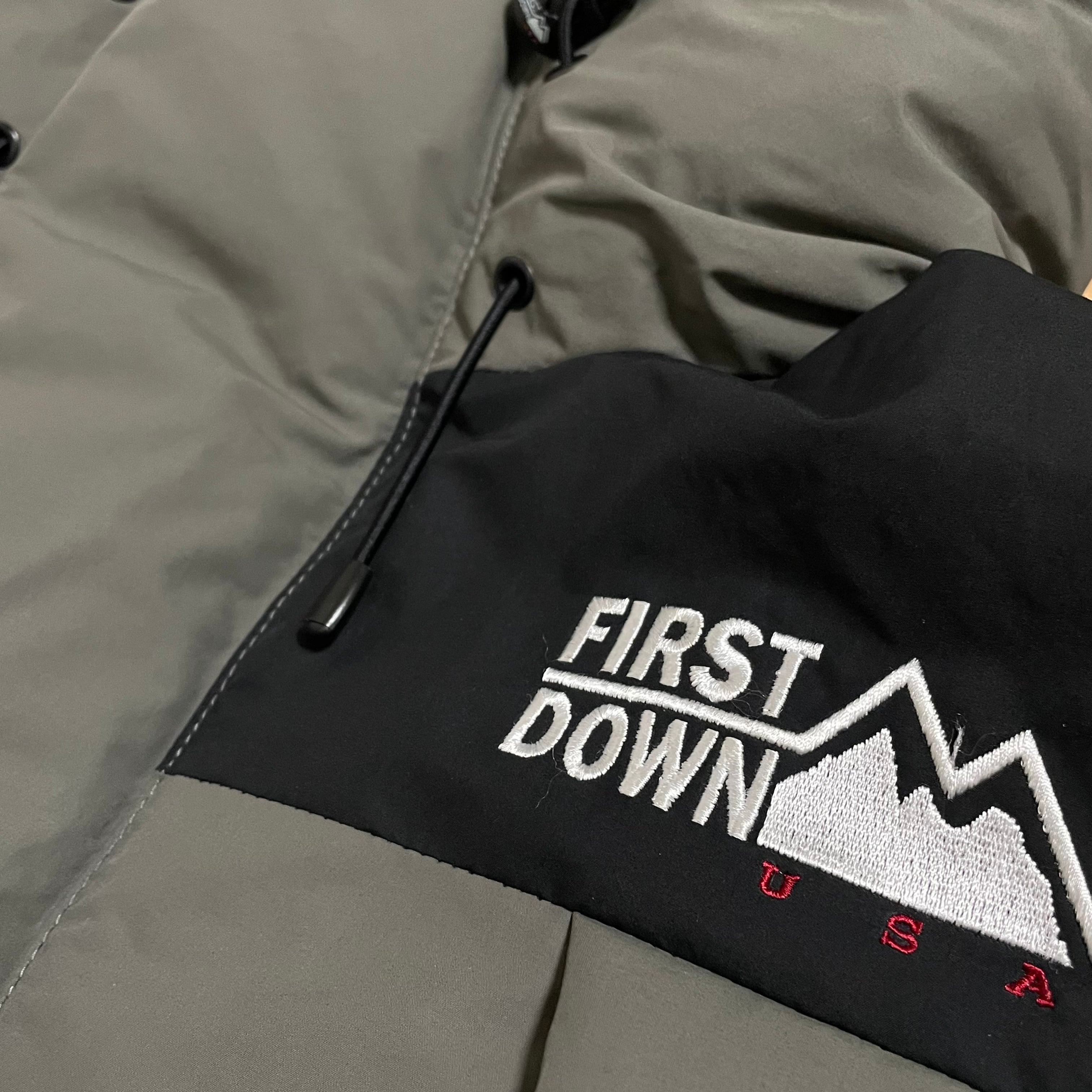 FIRST DOWN】ダウンジャケット パネルショートダウン アウター 刺繍 