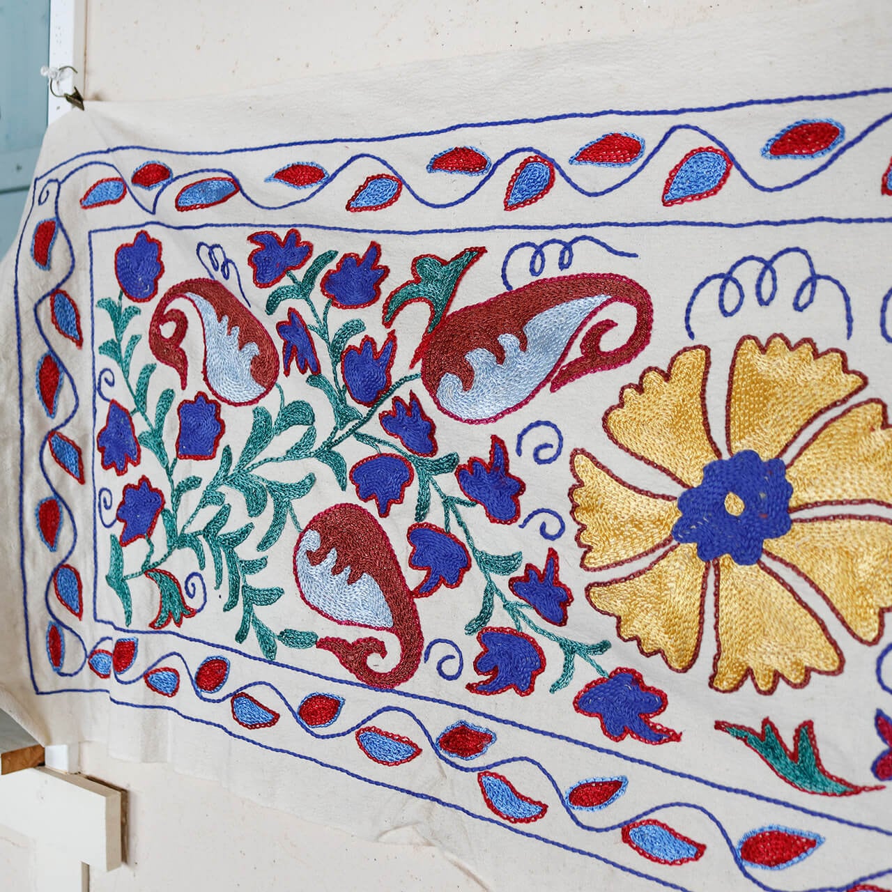 1点もの】スザニ刺繍 タペストリー イエロー ブルー レッド 系 ザクロ