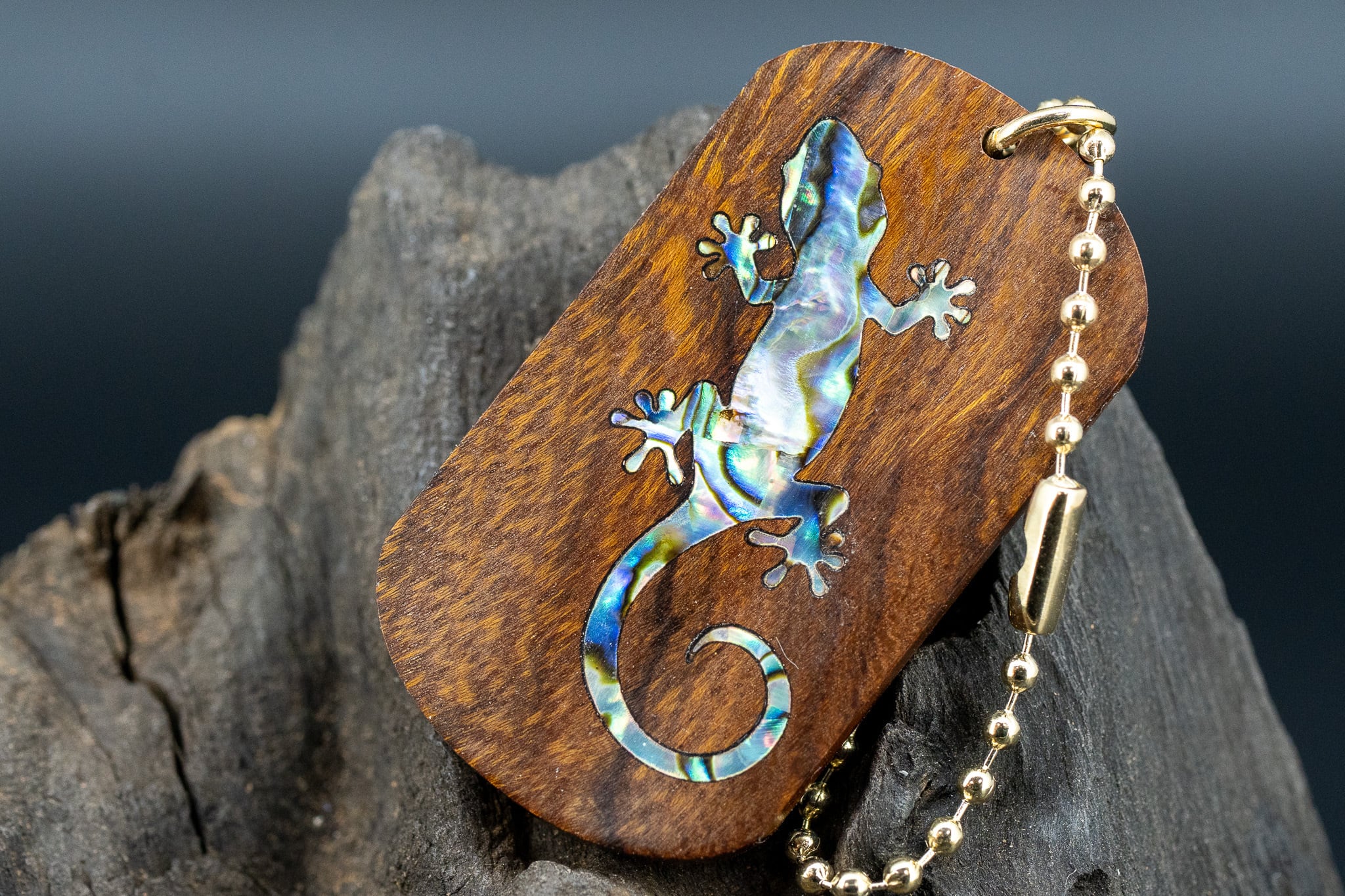 【砂漠の宝石】 デザートアイアンウッド ドッグタグ 象嵌 木登りトカゲ