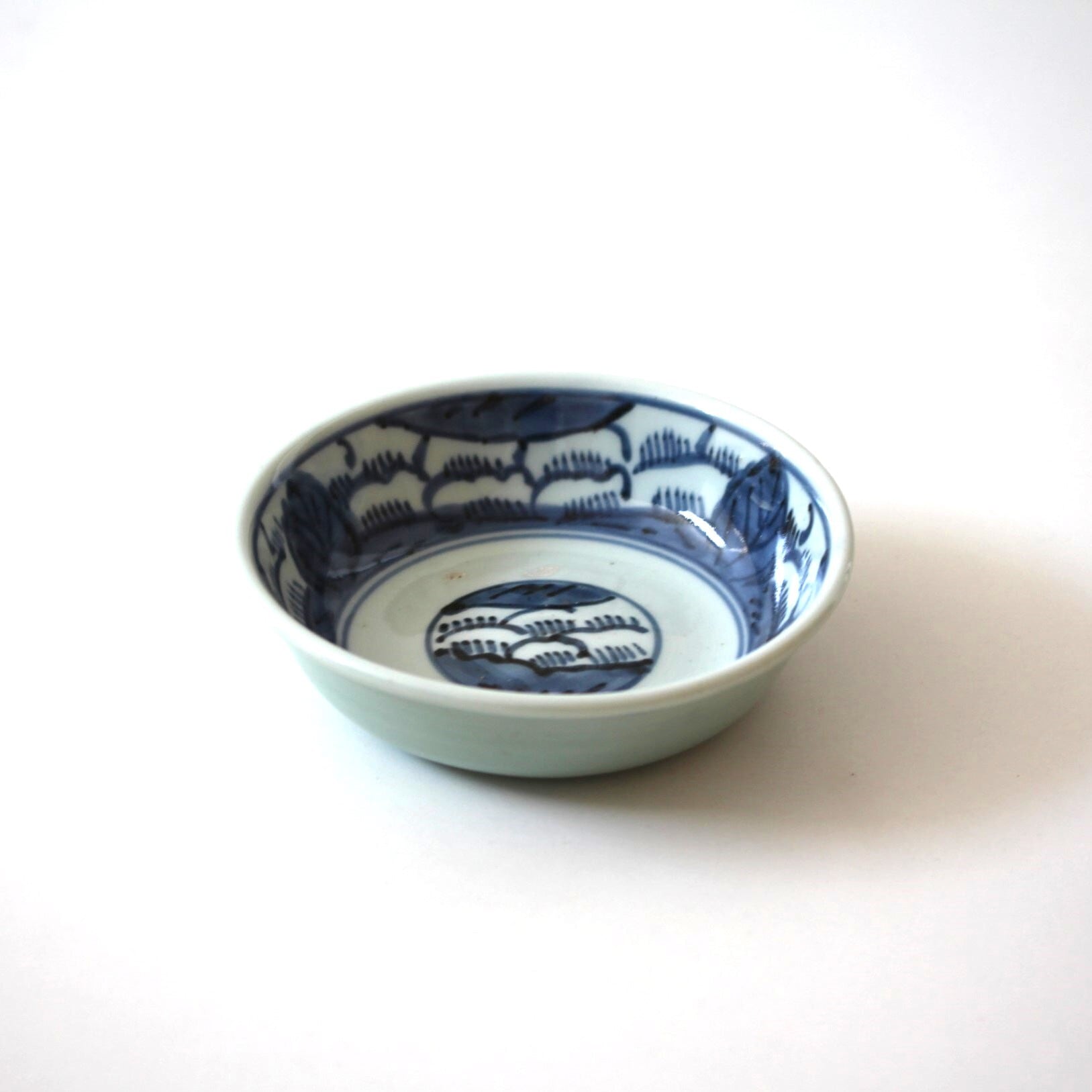 古伊万里染付青磁牡丹文深皿 d16.4cm Imari Blue and White Bowl