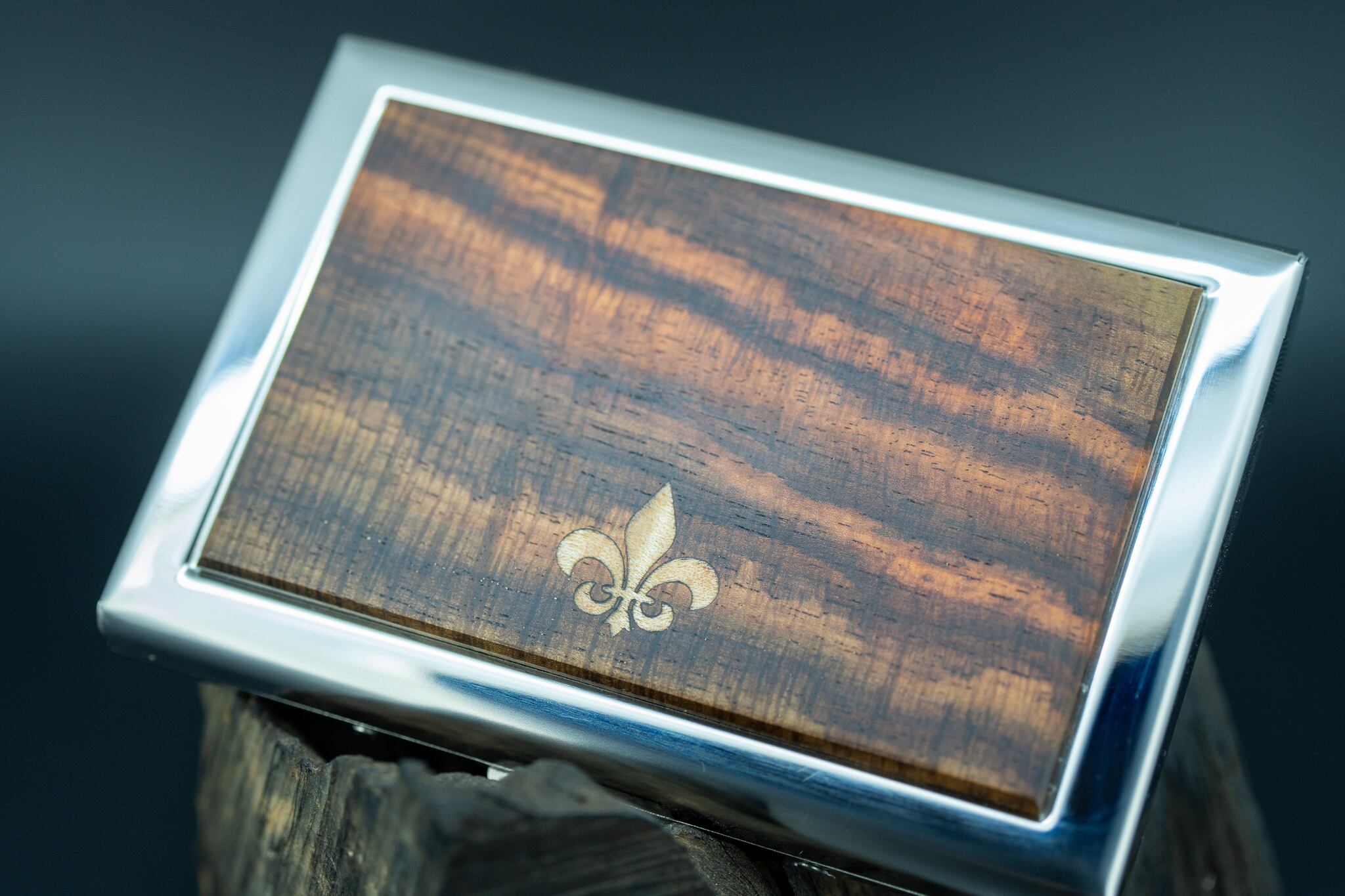 ※【21世紀最高峰の材】 サイアミーズローズウッド カードケース silver フルールドリス