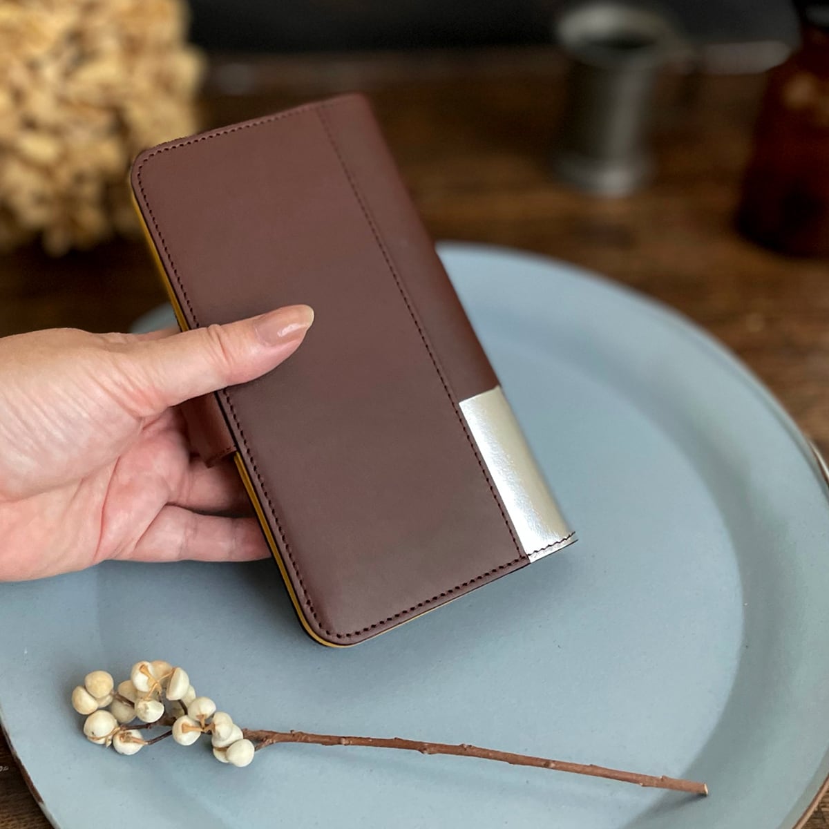 Mサイズ：革のチョコ手帳型スマホケース スイート（銀の包み紙