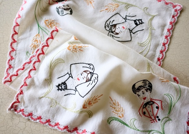 France vintage 76c  四人の少年少女と刺繍クロス