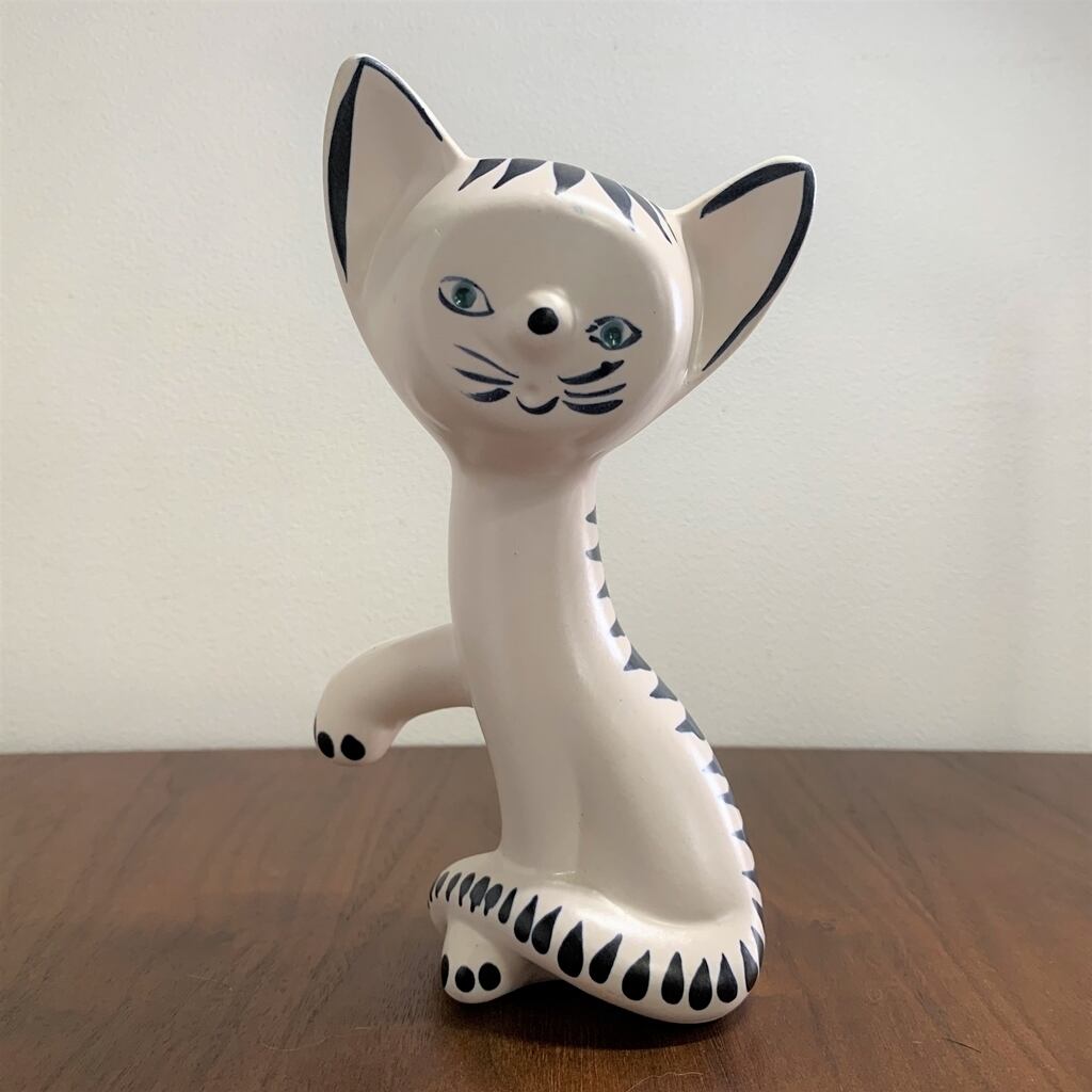 ノルウェー製 ビンテージ 白ネコの陶器のオブジェ / Norway Handmade Cat Figurine