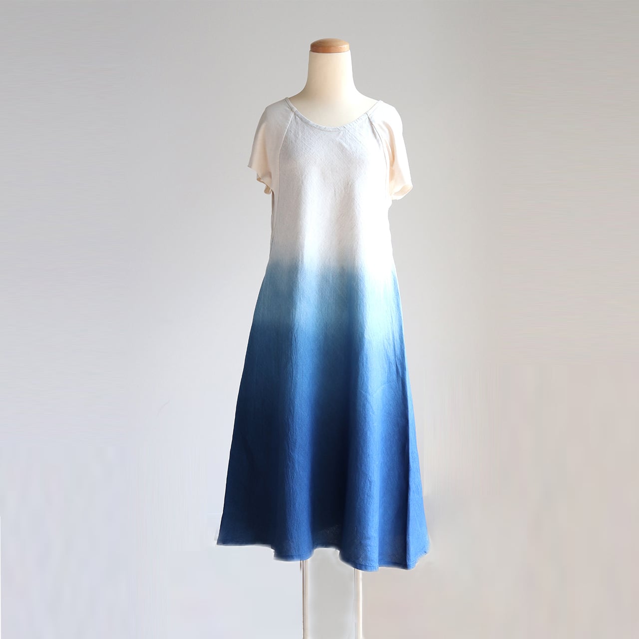 正藍染グラデーション貫頭衣ワンピース グラデーションが映える藍染絞りワンピース | iichi 日々の