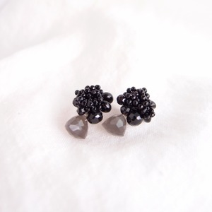 【天然石刺繍／ピアス】black onyx × graymoonstone（trilliant）