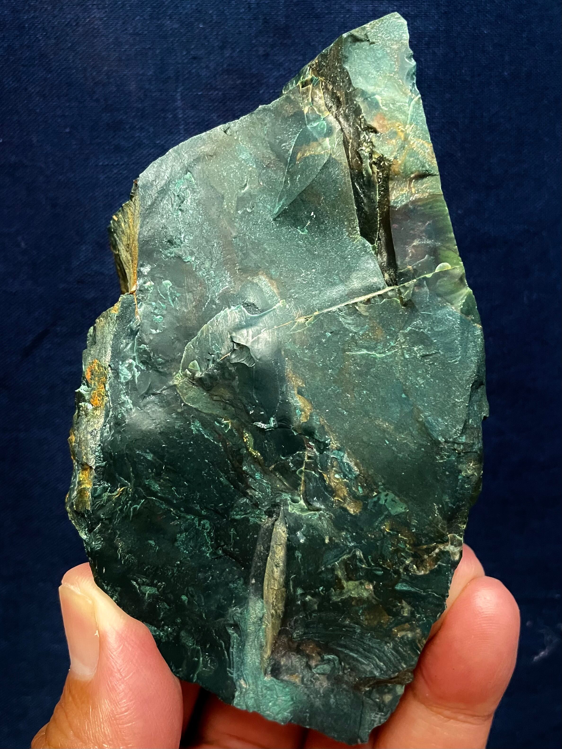 3) 魅惑の深緑!スーパー神聖「出雲石」超濃緑原石(大型)