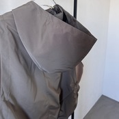 【受注予約:3月上旬入荷予定】異素材ドッキングフーディーvest/グレージュ