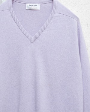 “Johnstons” 100% cashmere V-neck knit / soft lilac tone / Made in SCOTLAND