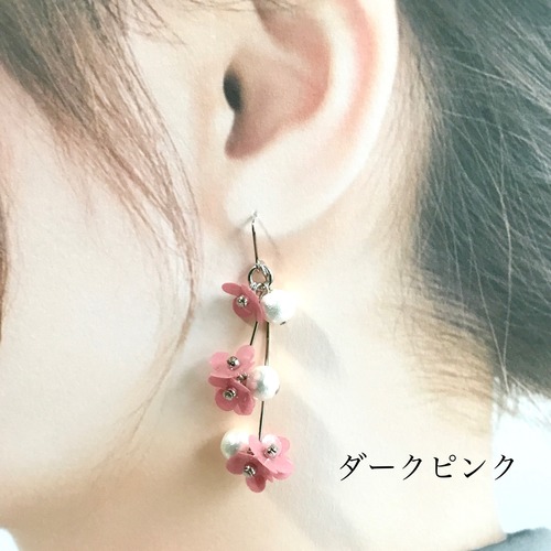 Sanpo-i ふんわり揺れる小さな花ダークピンク　ピアス•イヤリング