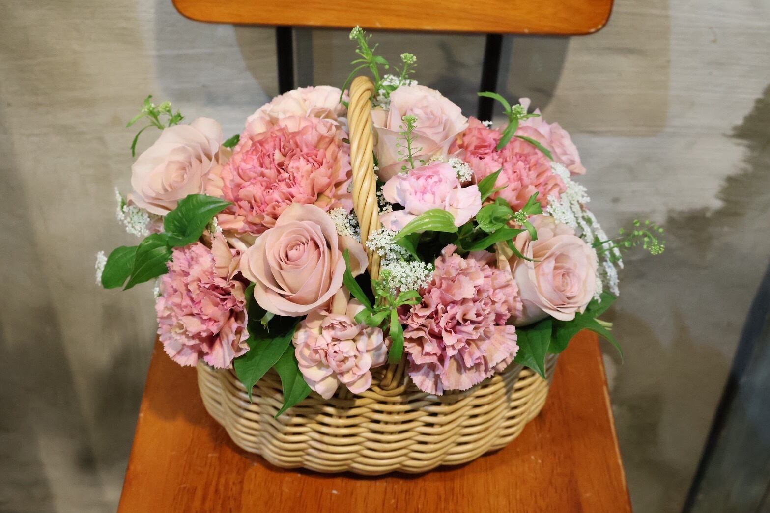 母の日おまかせ 可愛い手付きバスケットのアレンジメント(大人ピンク)