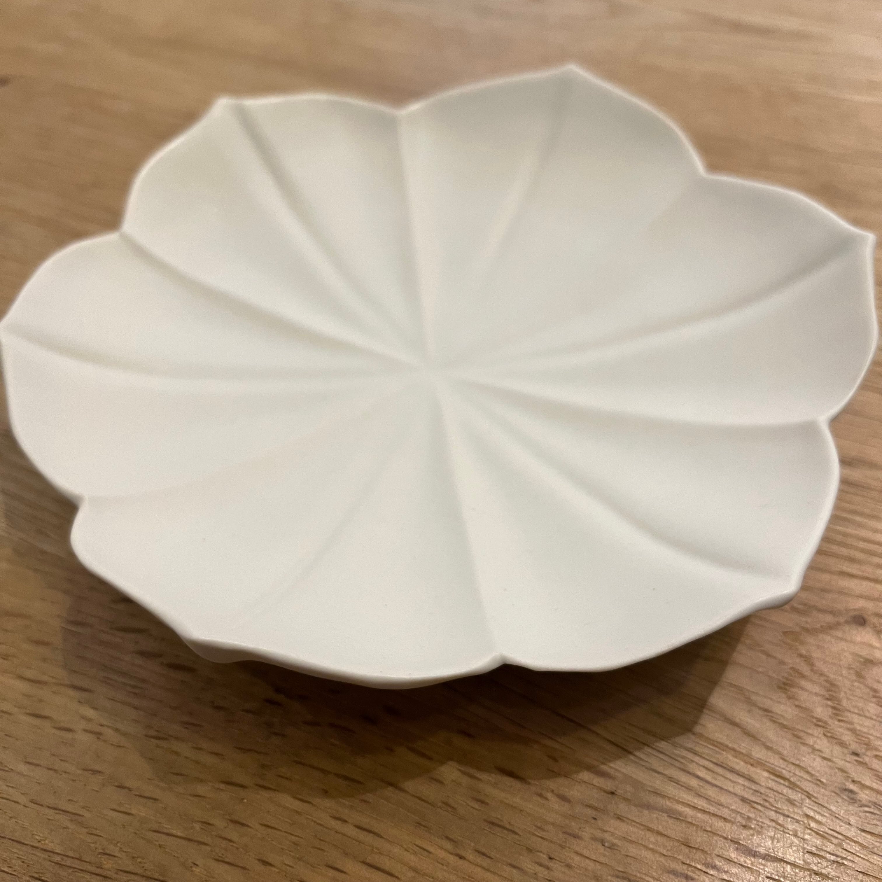 臼杵焼 USUKIYAKI 稜花蓮弁皿 S ホワイト USUKIYAKI研究所 | ihana