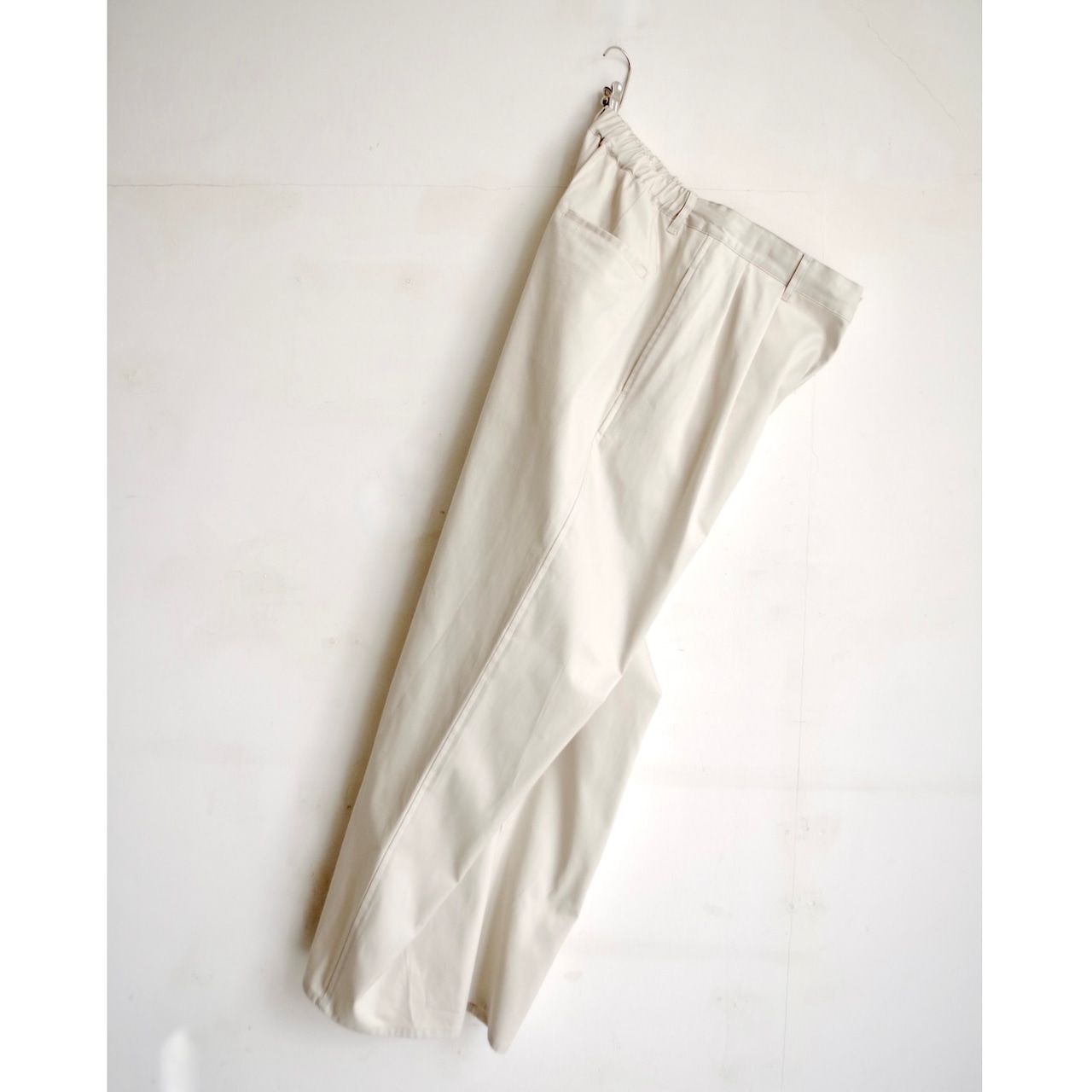 E R A. SUMMER GABARDINE CLASSIC PANTS