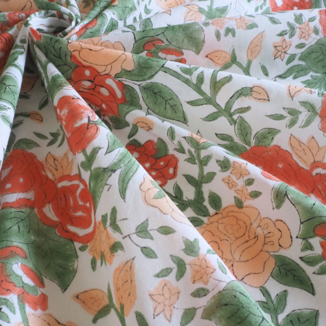 ブロックプリント生地【50cm単位】インド綿 片耳デザイン付き 花柄 白×オレンジ×カーキ #56626-WT1