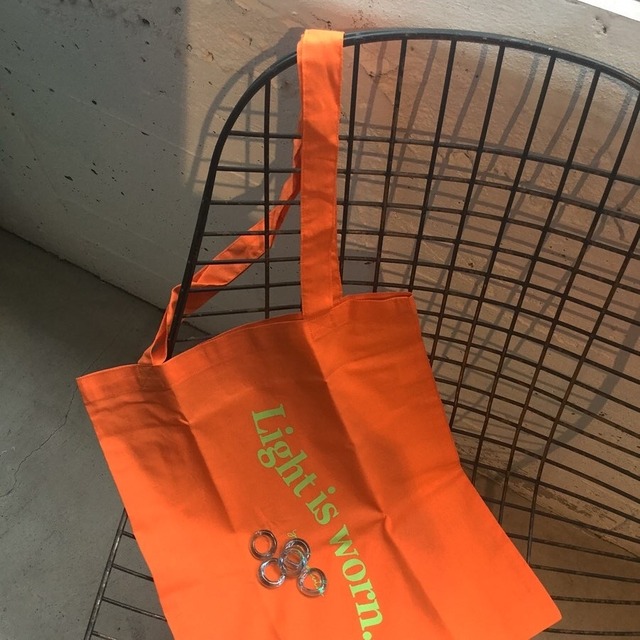 YURIKA_AKUTSU    light is worn orange tote bag