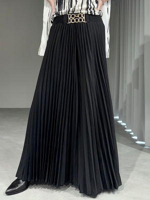 satin pleats waist chain wide pants / black × gold