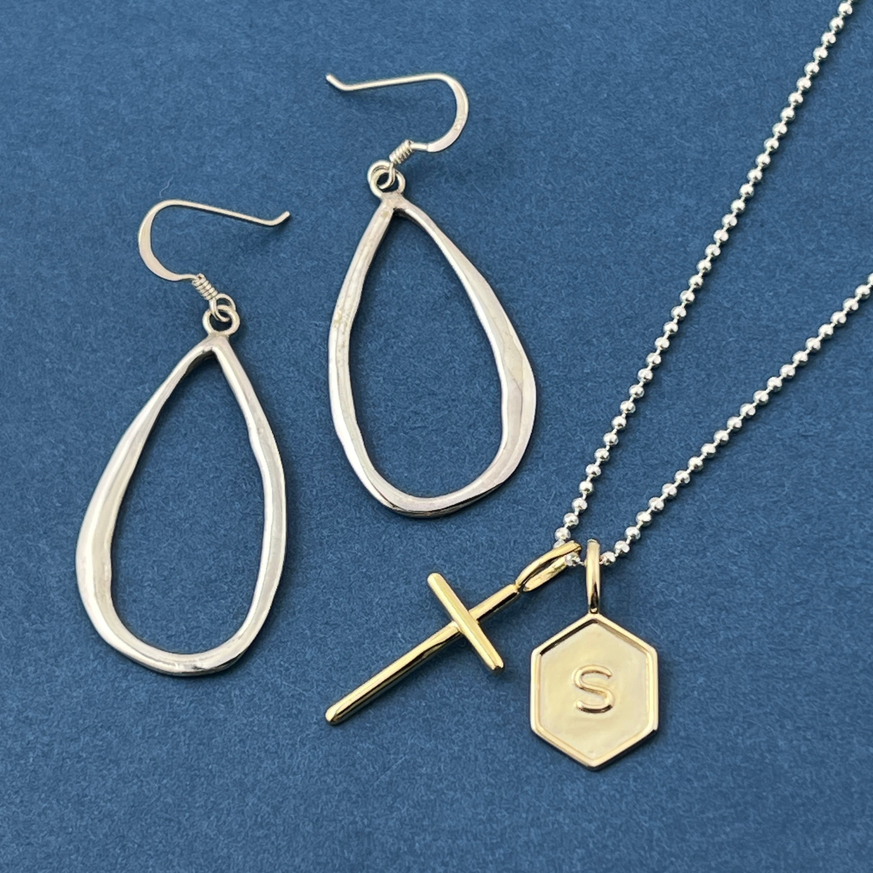 Gold coating クロス + ハニコム イニシャル ペンダント TOP 2つ