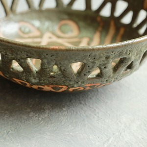 味わいある模様の、プリミティブなボウル
